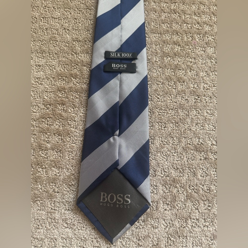 Hugo Boss 100% Silk Tie Navy Silver Diagonal Stripe - Picture 3 of 4